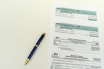 Obraz premium Tax forms for the current year for US citizens to file a return.
