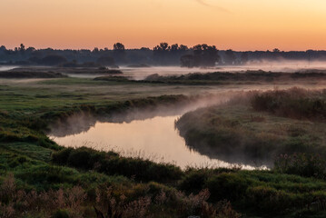 Letni poranek z mgłami w Dolinie Narwi, Podlasie, Polska