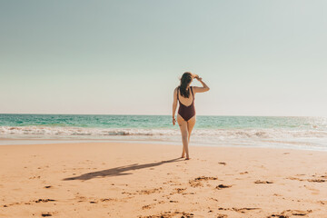 Fototapeta na wymiar Mujer posando en el mar 