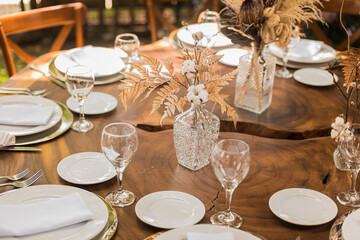 Mesa decorada para fiesta elegante