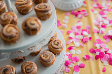 Rollos de canela en mesa con confetti