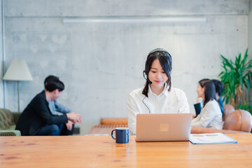 リモート会議に参加する若いビジネスウーマン