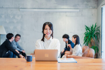 リモート会議に参加する若いビジネスウーマン