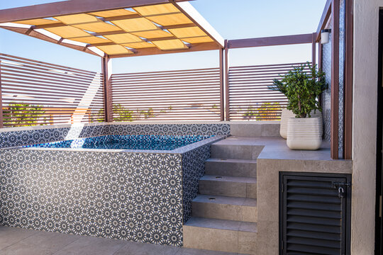 Patio con alberca y toldo de tela 