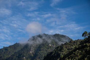 Obraz na płótnie Canvas Montaña con cielo azul y nubes