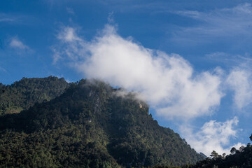 Montaña con cielo azul y nubes