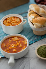 Plato de menudo con pan