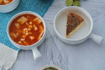 Postre flan napolitano con nuez y plato de menudo