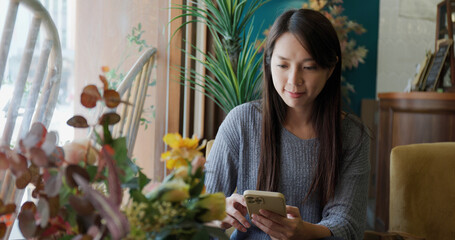 Obraz premium Woman use smart phone in cafe