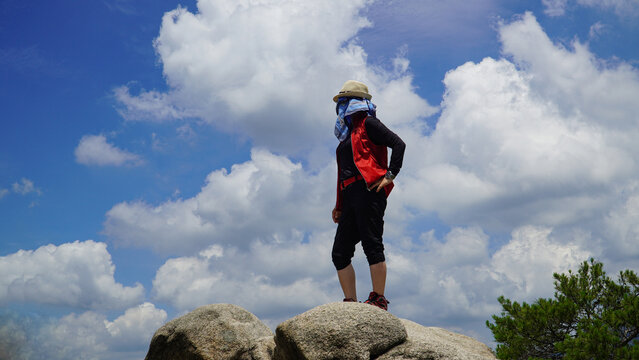 https://papago.naver.com/#:~:text=a%20woman%20who%20climbed%20a%20mountain%20in%20hot%20weather