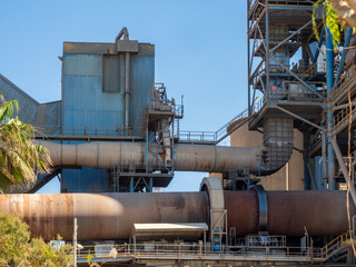 Detalle de una fabrica de cemento en la costa de M&aacute;laga
