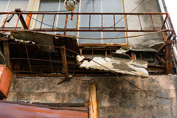 ベランダの床が崩れた古い住宅