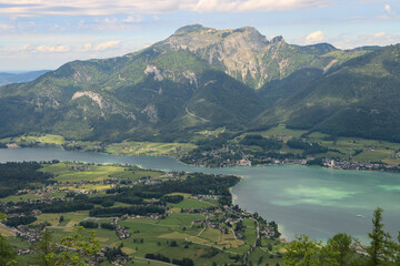 Fototapeta na wymiar Wunderschönes Salzkammergut; Blick von der Bleckwand über den Wolfgangsee zum Schafberg