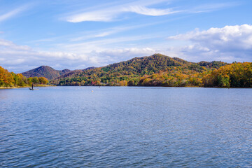 Fototapeta na wymiar 千丈寺湖（兵庫県三田市）の紅葉