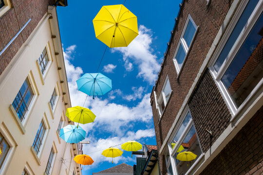 Umbrellas above the shopping street in Deventer || Paraplu's bvoen winkelstraat in Deventer
