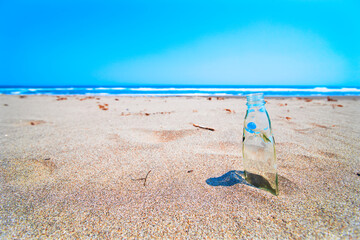 ラムネの瓶と砂浜
