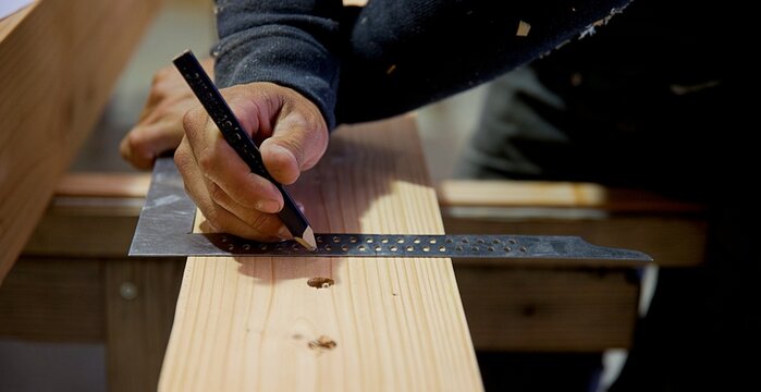 Menuiserie mesure dimension main travailleur r&egrave;gle crayon