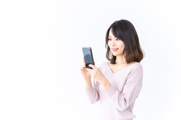 Fototapeta premium 笑顔でスマホを使う若い女性