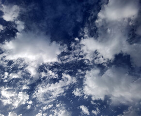 Fototapeta premium Blauer Himmel mit weissen Wolken