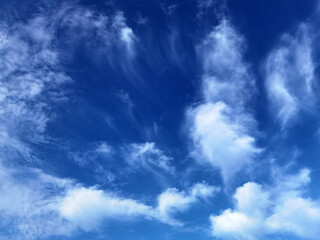 Blauer Himmel mit weissen Wolken