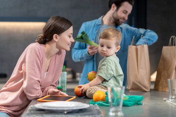 Obraz premium Young happy family preparing to have a healthy lunch