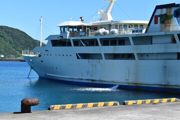 Naklejka premium 奄美大島,海岸,名瀬港,夏.海水浴,珊瑚,サンゴ,マリンブルー,エメラルドブルー、フェリー