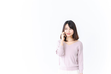 Fototapeta premium 笑顔で電話をかける若い女性