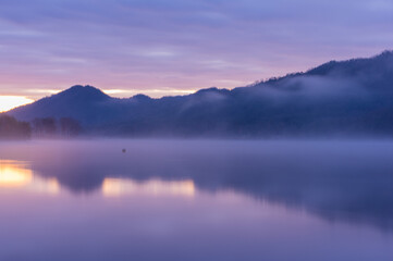 Fototapeta premium 千丈寺湖（兵庫県三田市）の夜明け