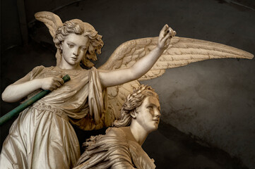 Statua. Scultura. Ritratto di angeli con le ali. Cimitero monumentale.