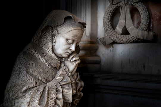 Statua, scultura. Ritratto, primo piano di una donna presa in un cimitero monumentale.