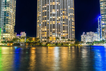 Obraz premium Miami River Night Water Reflections Apartment Buildings Downtown Miami Florida