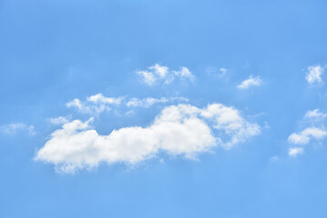 błękitne niebo z małymi chmurami