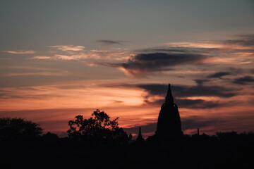 Obraz premium Sunset on a view of a temple ruin in old Bagan, Myanmar with clouds in the colorful sky
