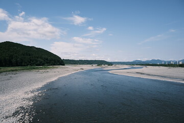 青空と大きな川が見える日本の夏の景色