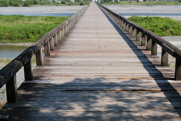 Fototapeta na wymiar 長い木製の橋