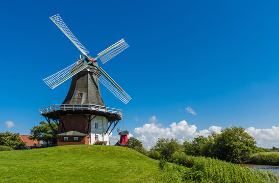 Die Greetsieler Zwillingsm&uuml;hlen in Ostfriesland; Deutschland