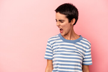 Obraz premium Young caucasian woman isolated on blue background shouting very angry, rage concept, frustrated.