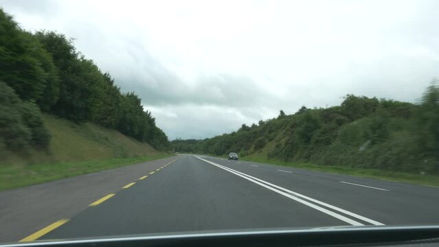 Autofahrt auf einer irischen Landstrasse - Linksverkehr, Irland