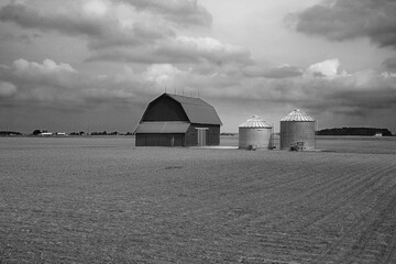 Barn and silos on a farm in Ohio © PT Hamilton