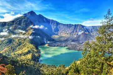 Fototapeta na wymiar Segara Anak lake with the peak of Mount Rinjani in the background from the Senaru hiking trail