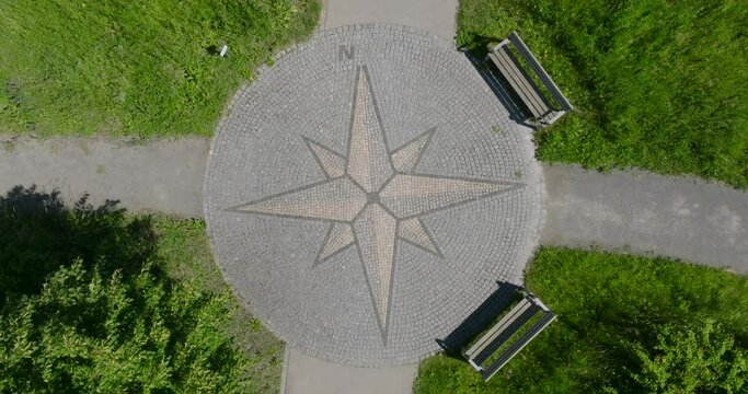 Drohnenvideo: Kompassstern in einem Park von oben