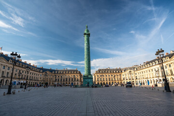 La colonne Vendôme sur la place Vendôme, à Paris - obrazy, fototapety, plakaty