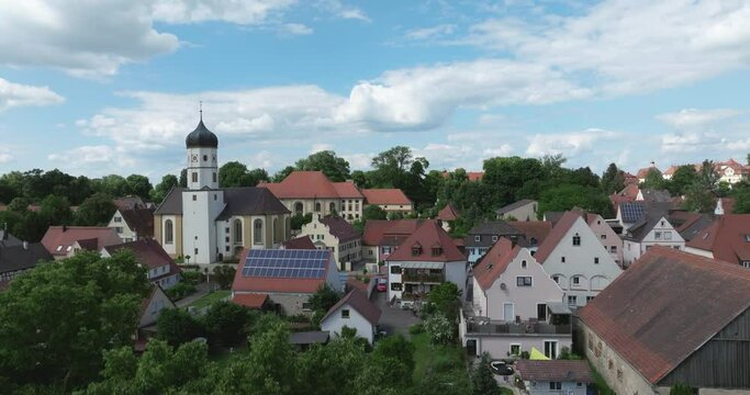 Drohnen-Video: Ausblick auf die Gemeinde Wallerstein im N&ouml;rdlinger Ries