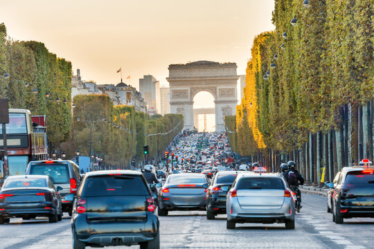 Fototapeta Sunset at Avenue des Champs-Elysees with car traffic and view to Arc de Triomphe. Paris, France