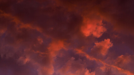 Ciel rougeoyant sous des nuages de haute altitude, pendant le crépuscule