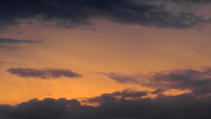 Fototapeta na wymiar Ciel rougeoyant sous des nuages de haute altitude, pendant le crépuscule