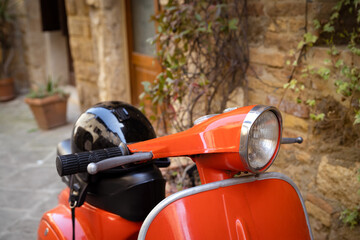 Roter alter Roller am Strassenrand in der Altstadt in Italien