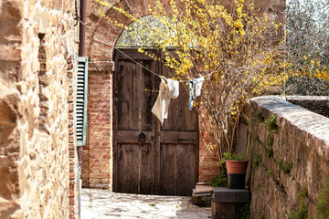 Wäscheleine mit Wäsche in der Altstadt in der Toskana