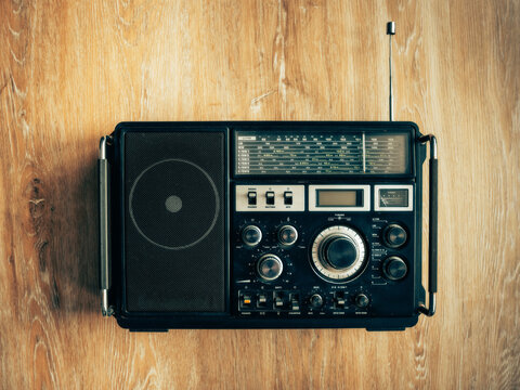 Un vieux poste de radio tout sale de poussi&egrave;re