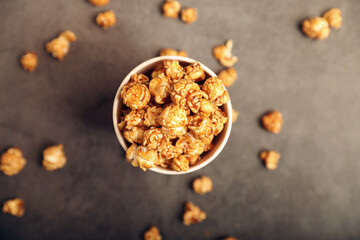 Obraz na płótnie Canvas Delicious caramel popcorn in paper cups